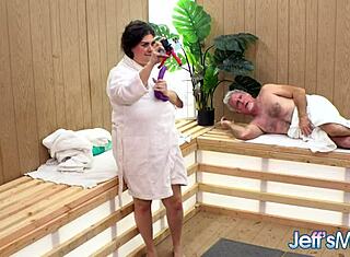 Voluptueuze dikkerd Remi Ferdinand neukt in hete sauna