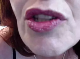 Bela ženska obožuje bbc, sesa in jezdi monsterski kurac do orgazma.