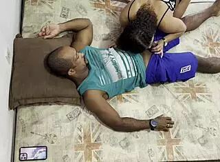 fiquei tão feliz que meu gatinho apareceu que acabei dando uma gratificação pro rapaz que colocou tudo dentro do meu cu