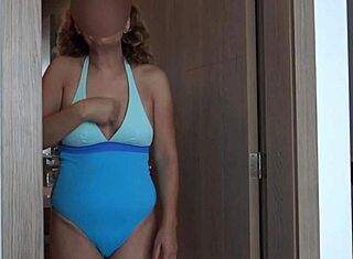 Gledal sem svojo mačeho, kako si brije pičko na plaži