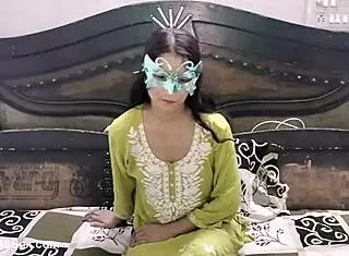 Gorgeous Indian housewife Shabnam gets pussy fucked by lover at home