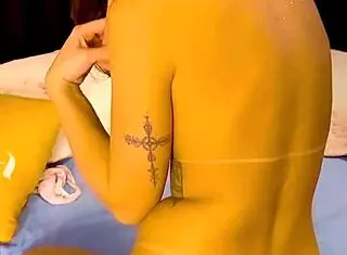 pelada masturbando com plug no cuzinho