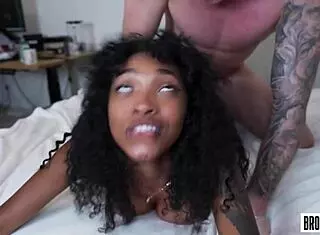 Slajša kot čokolada z jahanjem velikega kurca in stenjanjem