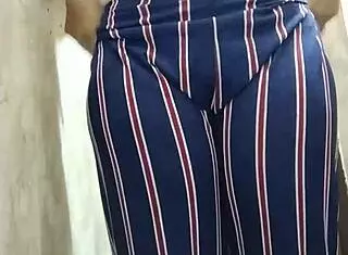 Indian girl Riya Thakur films herself bathing for boyfriend. She teases in the homemade clip!