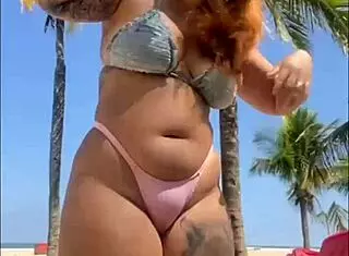 Fiatal afrikai exhibicionista, fenéken csapják a strandon, megdöbben, de leszopja