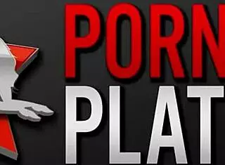 Hej, hočeš videti perverzno Kelly Devine igrati z ogromnimi dildo igračkami?