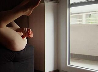 Ukazujem susedom svoju blízku masturbáciu, kvapká mi to a šaty roztrhané