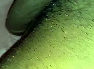 Joven blanca de coño virgen tomando enorme polla negra del amigo