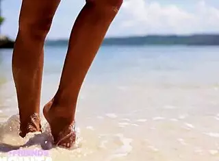 Putri Cinta Dancin’ Horny by Pool, Damn!