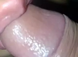 el vecino me sorprende en el baño y lo invito a acompañarme