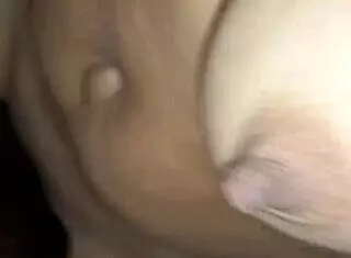 Joven blanca de coño virgen tomando enorme polla negra del amigo