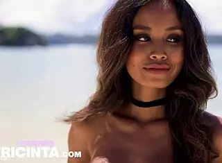 Putri Cinta Dancin’ Horny by Pool, Damn!