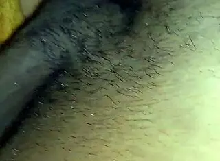 Joven blanca de coño virgen tomando enorme polla negra del amigo