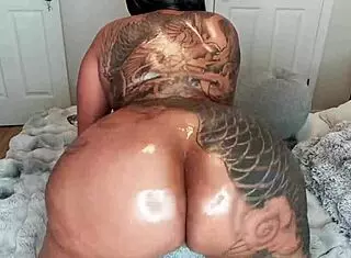 OILED EBONY ASS TWERKING AND WORSHIP WITH LOVENSE