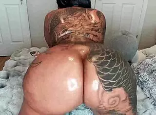 OILED EBONY ASS TWERKING AND WORSHIP WITH LOVENSE