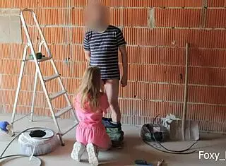 Skoraj ujeti pri prešuštvovanju z blond sodelavko v tesni mokri akciji na gradbišču