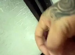 el vecino me sorprende en el baño y lo invito a acompañarme