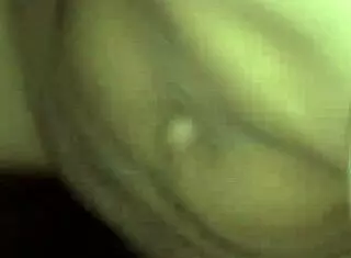 Joven blanca de coño virgen tomando enorme polla negra del amigo