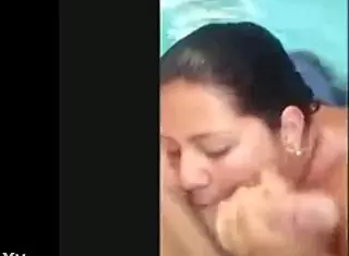Pagando Um Guloso Na Piscina