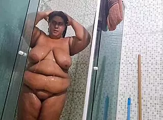 madrastra safada fica cheia de tesao e manda video para enteado safado fazendo um grande squirt