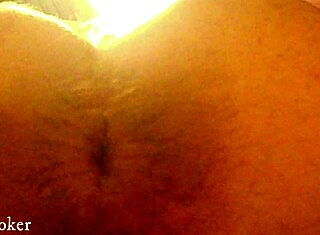 Amatur brunette tunjuk pantat semasa jari pantat dan lancap sampai orgasme