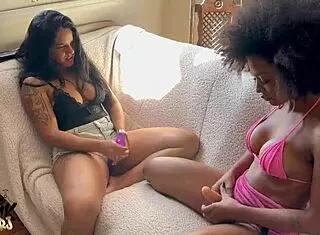 Fui visitar minha amiga nandaprf e conversamos sobre tudo colocamos um filme porno para assistir e ficamos com vontade de ter um pau e ela pegou os brinquedos dela para a gente testar