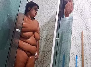 madrastra safada fica cheia de tesao e manda video para enteado safado fazendo um grande squirt