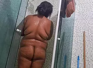 madrastra safada fica cheia de tesao e manda video para enteado safado fazendo um grande squirt