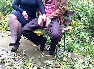 Zrelá cougar v nylonke dáva ručnú prácu na ulici