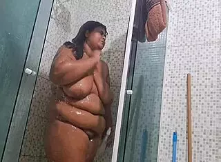 madrastra safada fica cheia de tesao e manda video para enteado safado fazendo um grande squirt