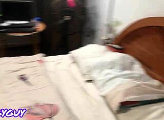 Par inviterer venn til soverommet, men ting går galt