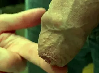 Держала его хуй во время писания перед мытьём рук?