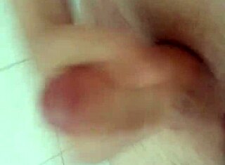 Fun bilik air dengan masturbasi biseksual dan pancutan