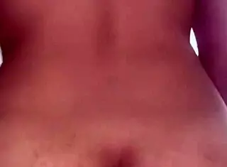 Mi cuñada entra a mi habitación y me da su culote