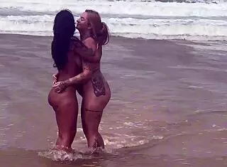eu e minha amiga tiramos o biquini na praia e demos pra todos
