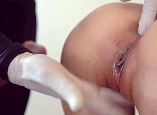 Styvdotter bjuder in styvpappa till het fest, böjd över för honom