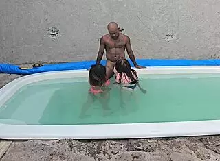 Batendo uma na piscina e fudendo duas gostosas com gosada dentro