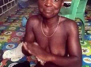 Crazy bitch twerks naked before using big dildo on ass and pussy