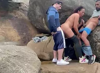 Gift latinakvinde knepper to afrikanere på stranden