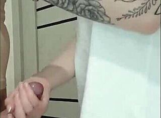 Prietenă mamei vitrege se masturbează la petrecerea din casă