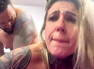 aquele foda gostosa enfiou sem camisinha na buceta babada, gozando muito no pau pulsando, olhos vermelhos de prazer