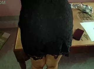 Prava analna prva izkušnja z vpijočo veliko okroglo azijsko ritjo