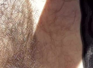 Poglej to kosmato pico v avtu.