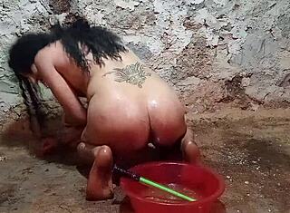 Вау! Игра с огурчиком превращается в дикий анал-секс!