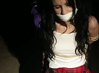 Горяща приятелка предлага свирка в душа със сперма на лицето