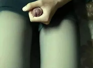 I jerk off in black pantyhose and short jeans