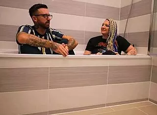 Livie chats with Frankie Jax in bath interview