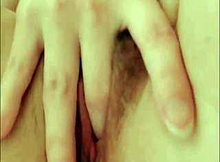 Pelajar Russia yang bercakap dalam stoking hitam jari pepek dan dubur semasa anal 😈