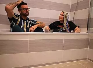 Livie chats with Frankie Jax in bath interview