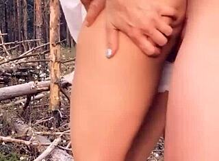 Putain ! Salope excitée suce et baise fort en pleine nature sauvage !